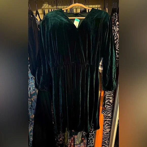 green emerald velvet dress New Life main image 0